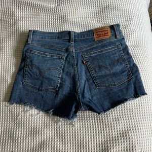 Womens Levi shorts / 30